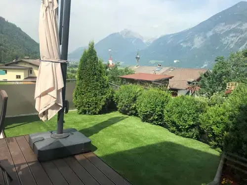 Kunstrasen in schattigen Gartenbereich