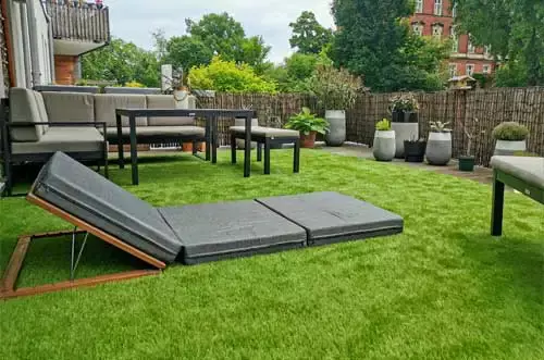 Kunstrasen auf einer Dachterrasse