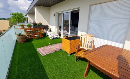 Balkon mit Premium-Kunstrasen und Aussicht