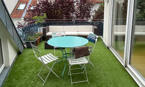 Kleiner Balkon mit Premium-Kunstrasen und Lounge-Möbeln