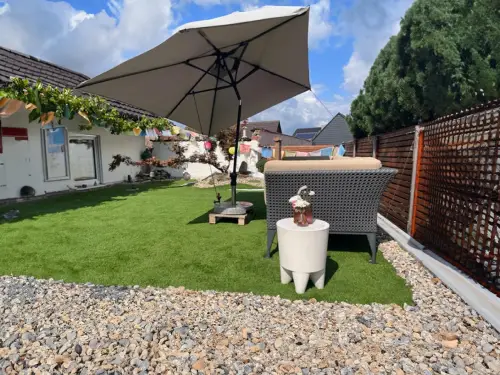 Großer Garten mit Premium-Kunstrasen