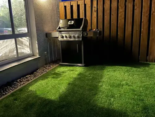 Moderner Balkon mit Premium-Kunstrasen und Loungemöbeln