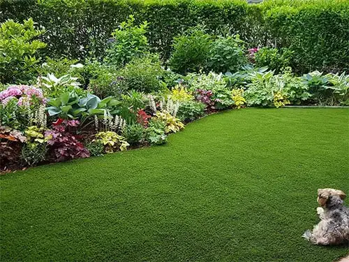 Moderner Garten mit Premium-Kunstrasen