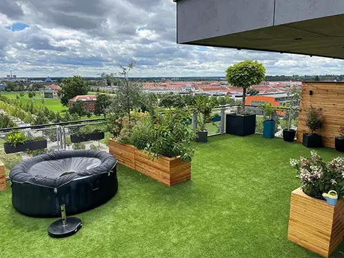 Familienterrasse mit Premium-Kunstrasen