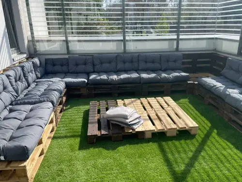 Große Lounge-Terrasse mit Premium-Kunstrasen