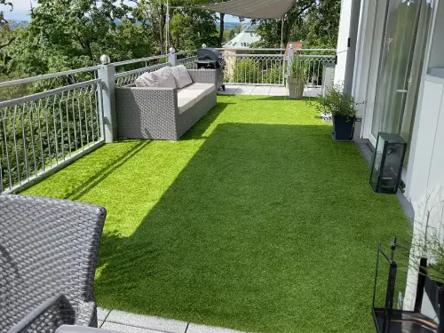 Terrasse am Neubau mit Premium-Kunstrasen