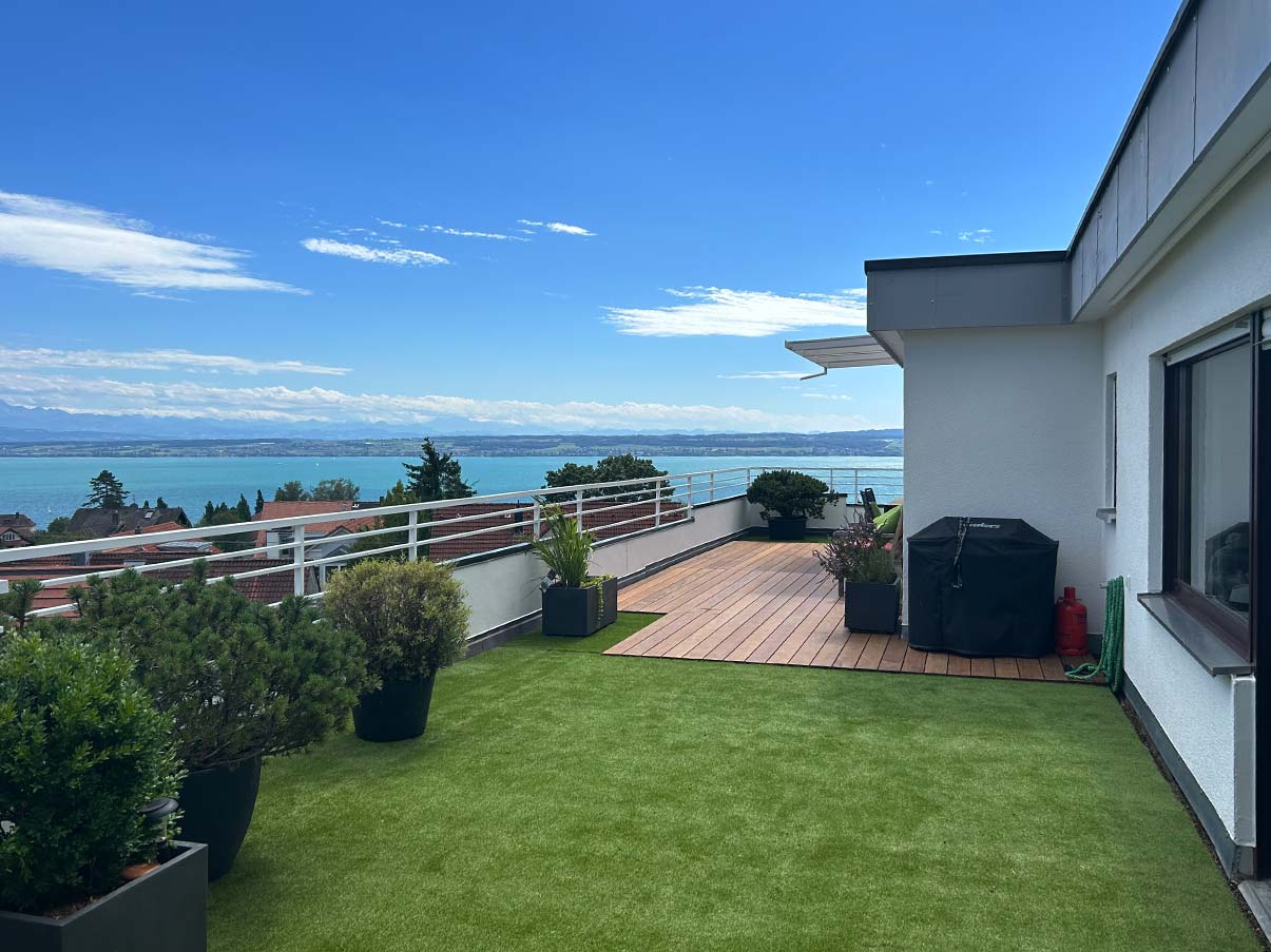 Moderne Penthouse-Dachterrasse mit Premium-Kunstrasen