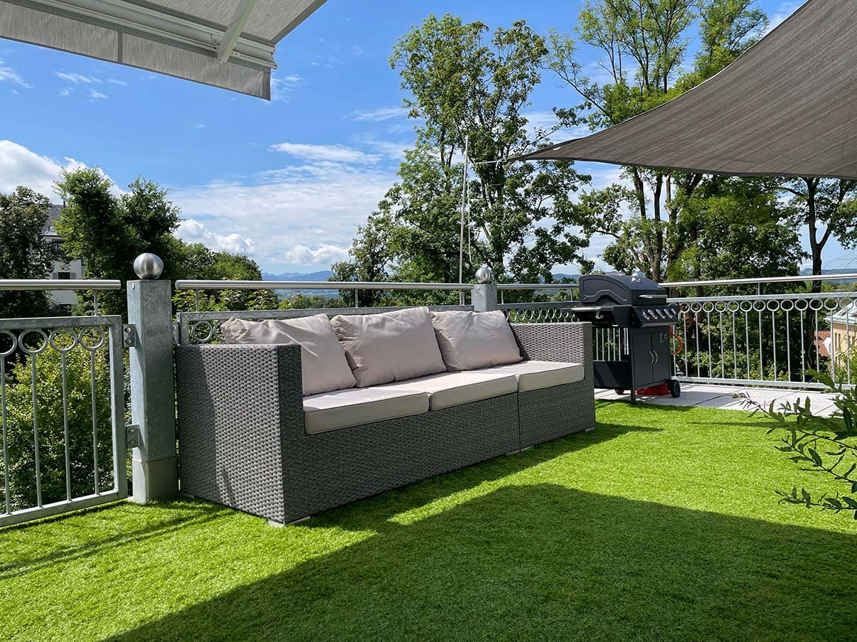 Familienfreundliche Dachterrasse mit Premium-Kunstrasen