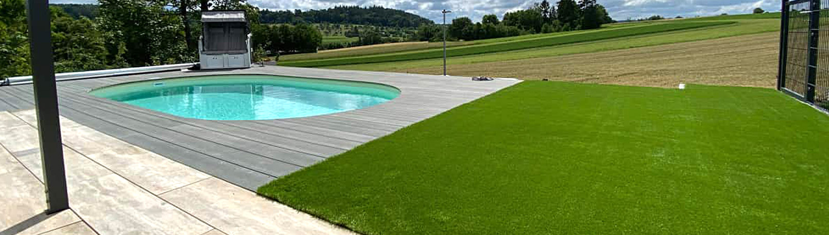 Kunstrasen mit Pool